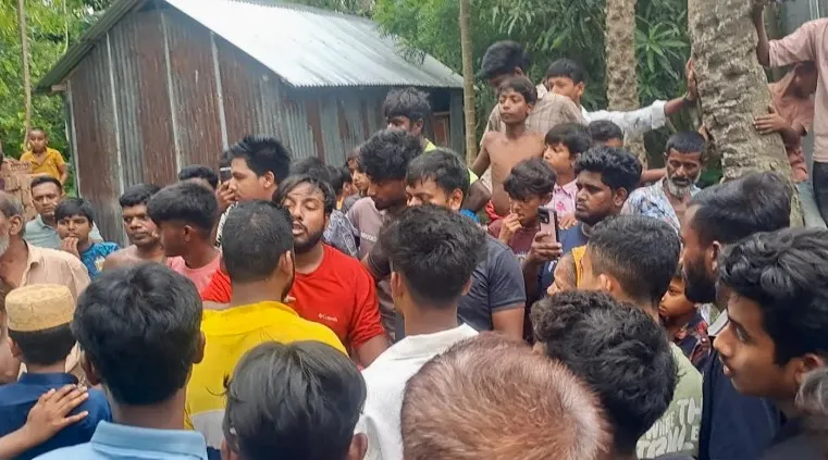 চোরকে না পেয়ে বাবাকে গাছে বেঁধে রাখল এলাকাবাসী